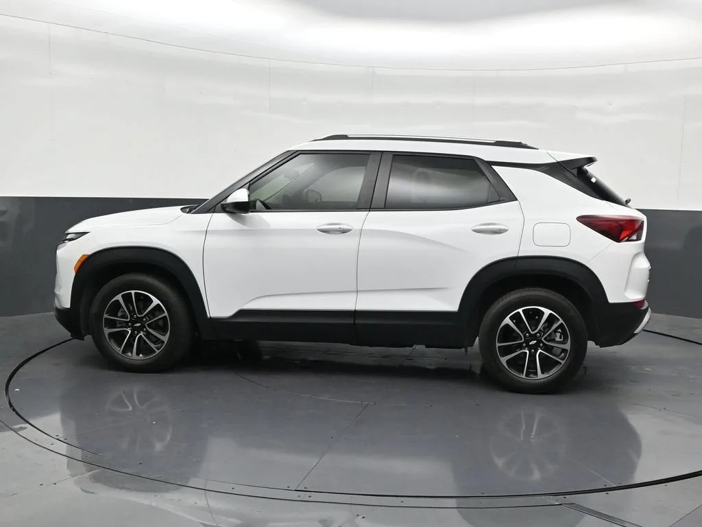2024 Chevrolet Trailblazer LT photo 2