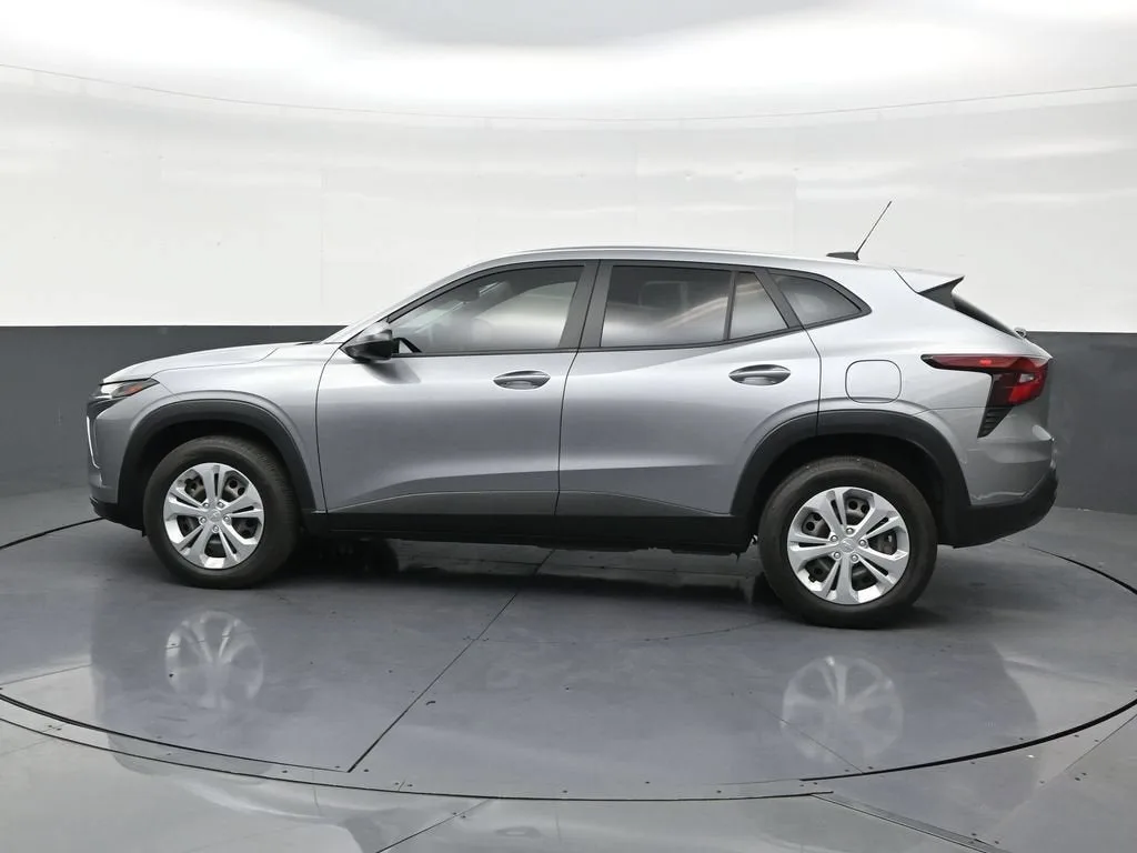 2025 Chevrolet Trax LS photo 2