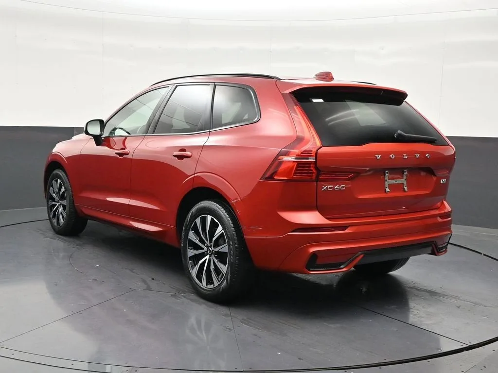 2024 Volvo XC60 B5 Core Dark Theme photo 3