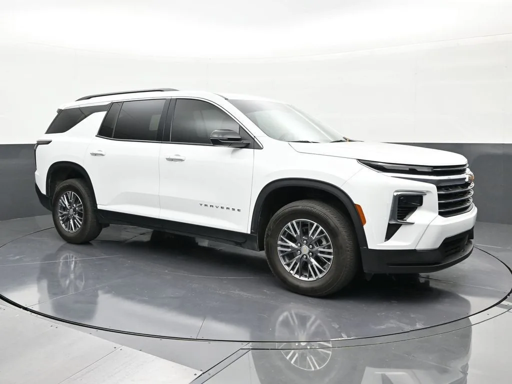 2025 Chevrolet Traverse LT photo 7