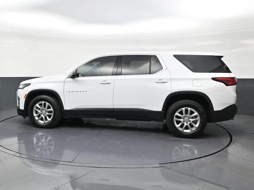2023 Chevrolet Traverse LS photo 2