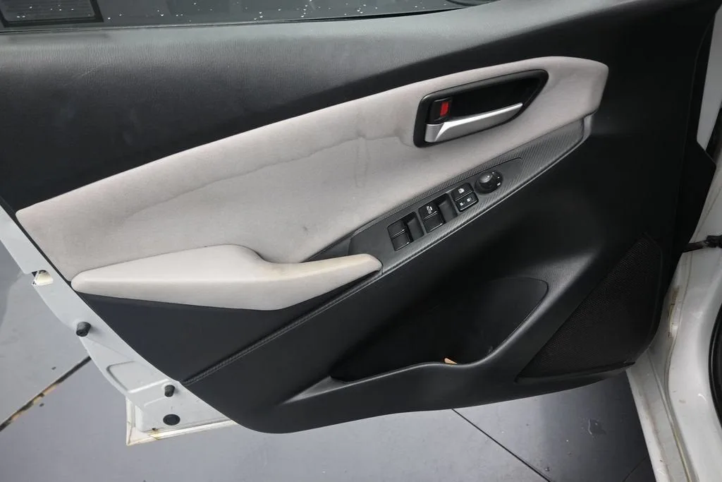 2020 Toyota Yaris LE photo 11
