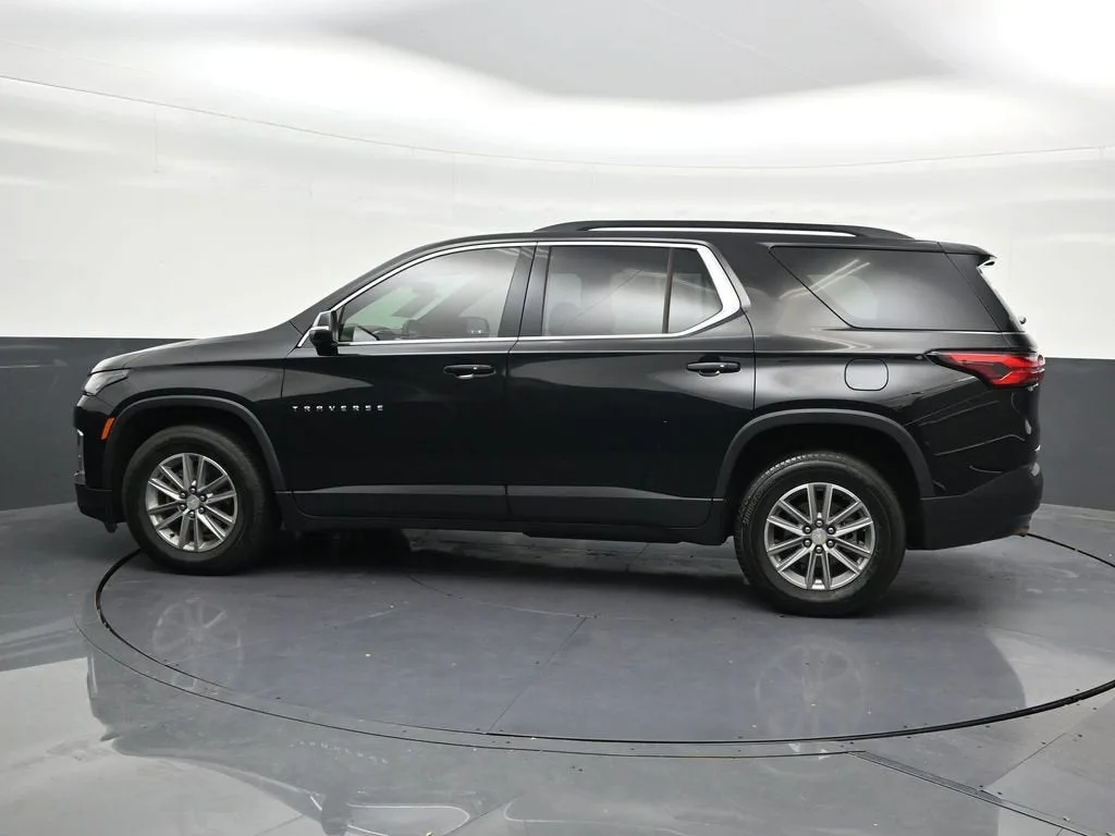 2023 Chevrolet Traverse LT Cloth photo 2
