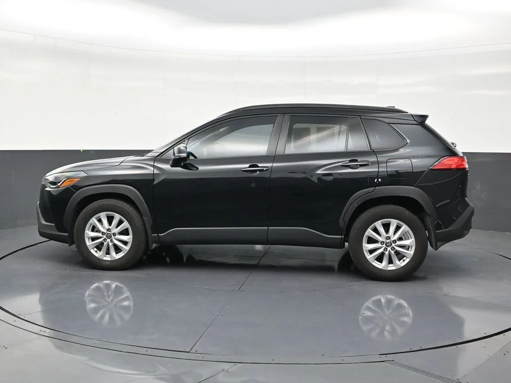 2024 Toyota Corolla Cross LE photo 2