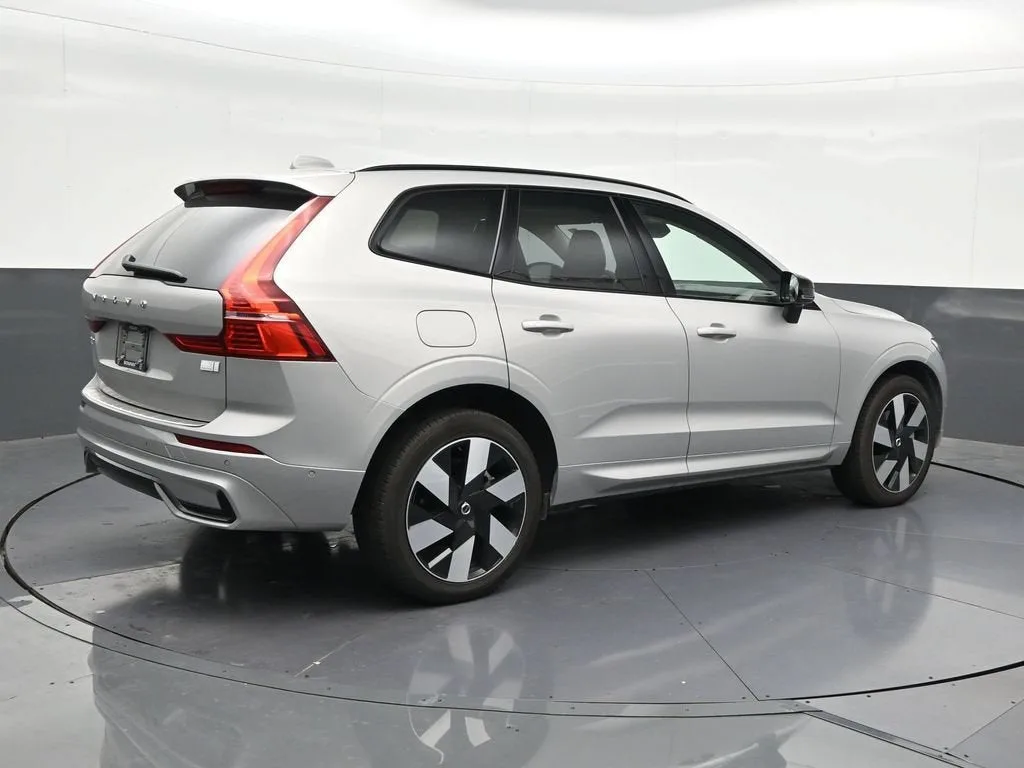 2024 Volvo XC60 Recharge Plug-In Hybrid T8 Ultimate Dark Theme photo 6
