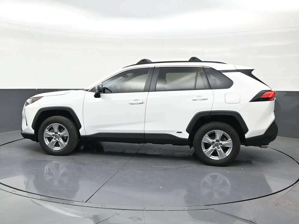 2022 Toyota RAV4 Hybrid LE photo 2