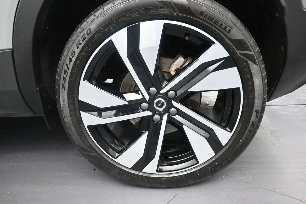 2024 Volvo XC40 B5 Plus Bright Theme photo 10