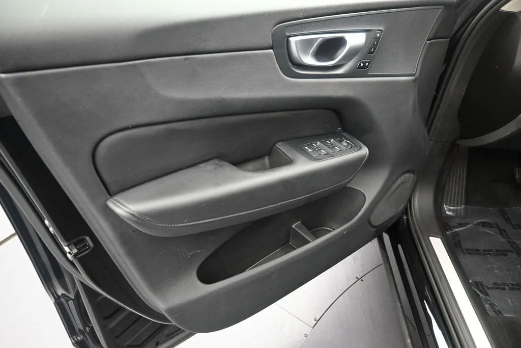 2024 Volvo XC60 B5 Plus Dark Theme photo 12