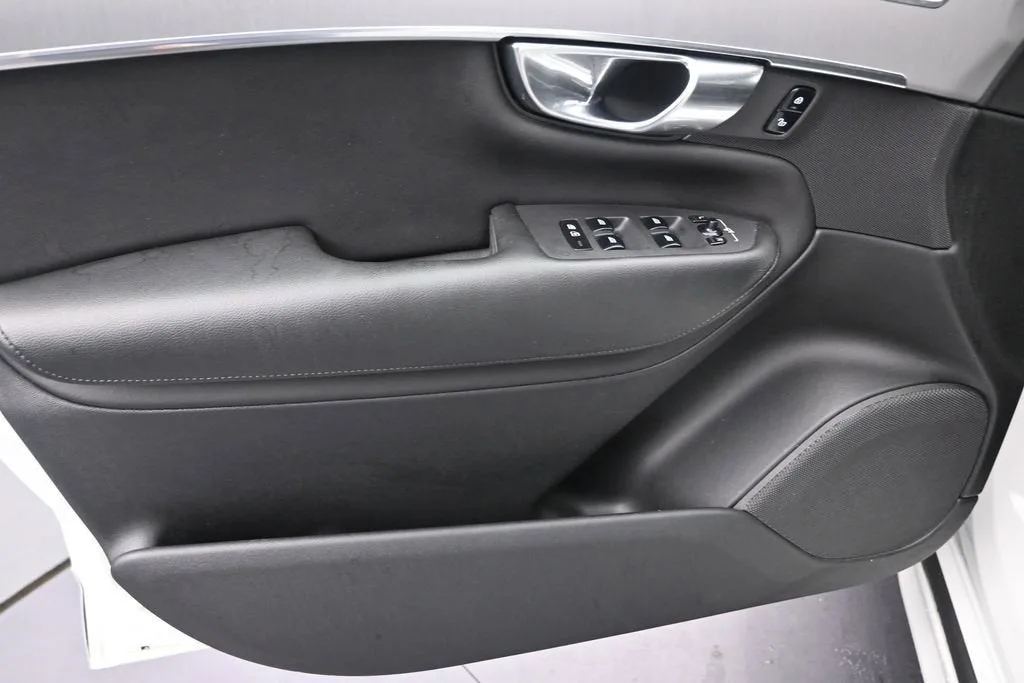 2022 Volvo XC90 T5 Momentum 7 Passenger photo 11