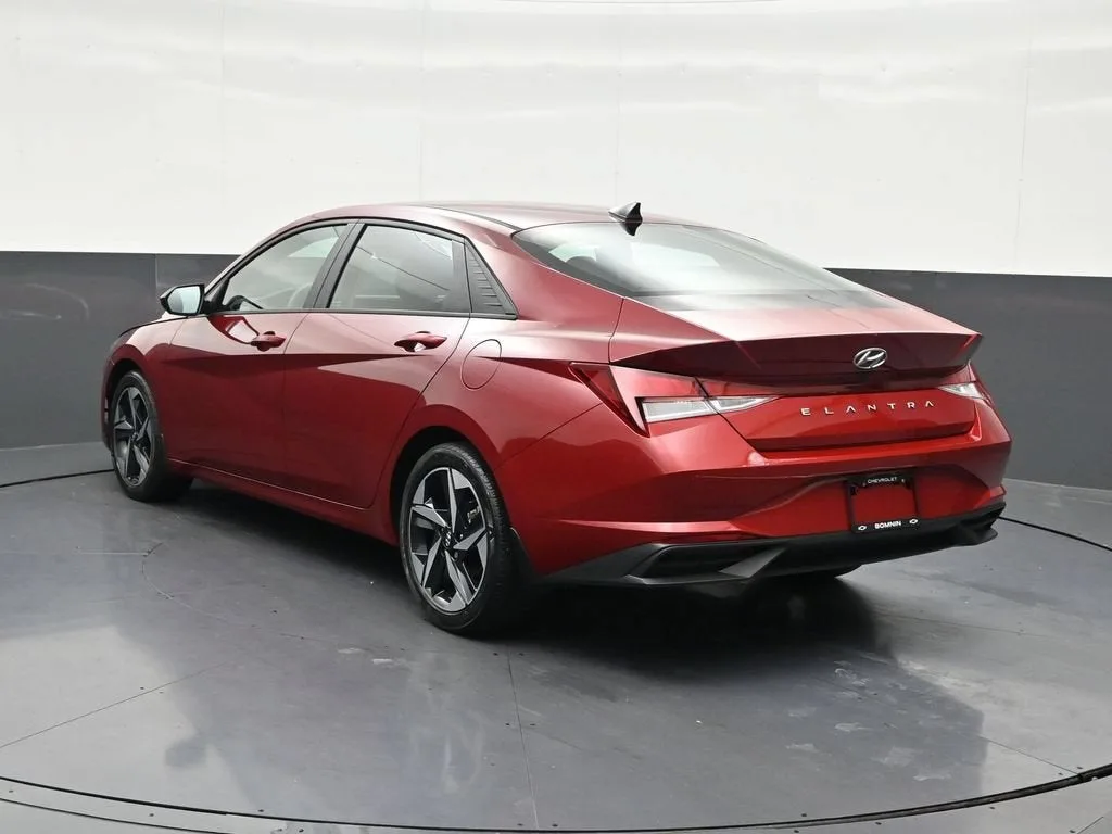 2023 Hyundai Elantra SEL photo 3