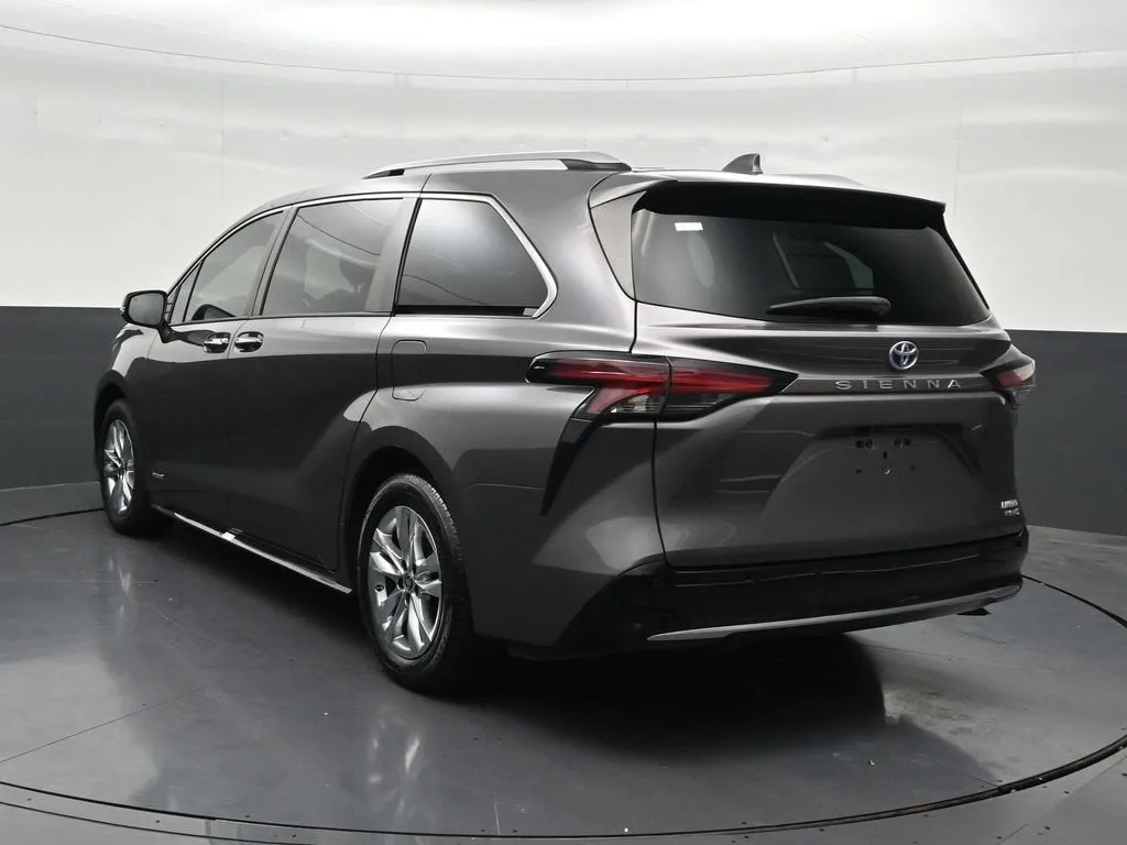 2021 Toyota Sienna Platinum photo 3