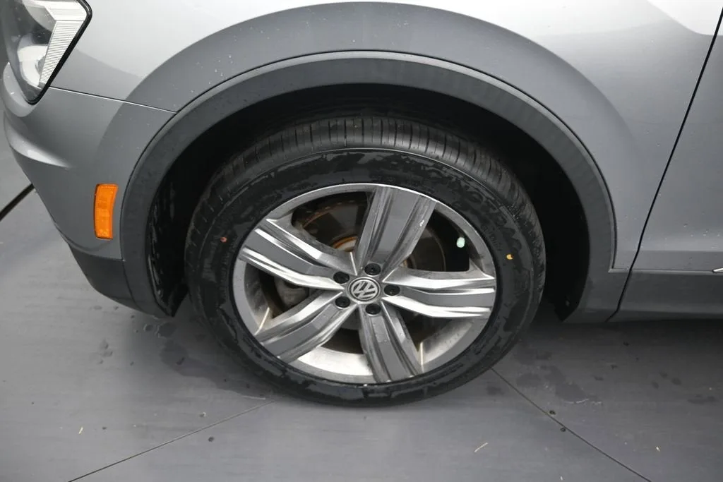 2021 Volkswagen Tiguan 2.0T SEL photo 9