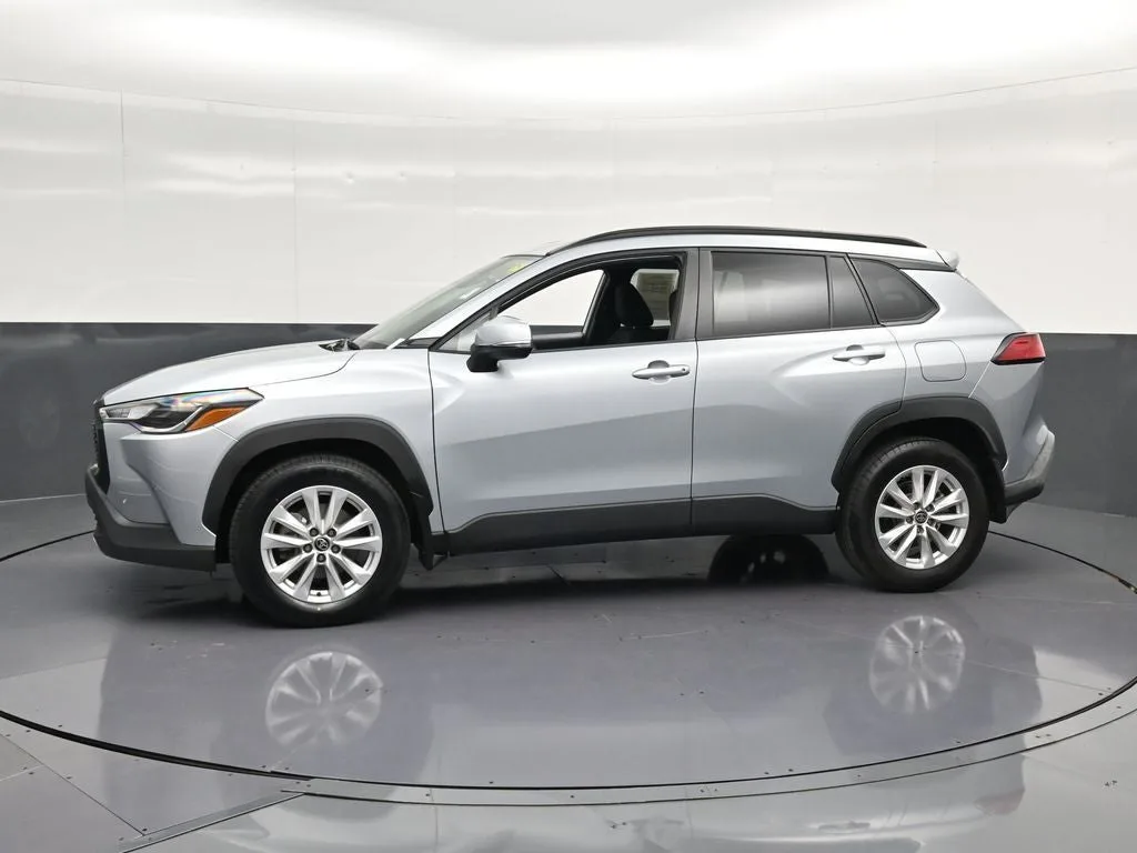 2024 Toyota Corolla Cross LE photo 7