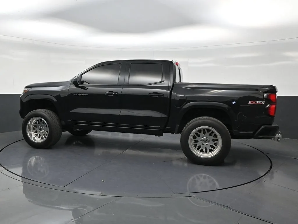 2025 Chevrolet Colorado Z71 photo 2