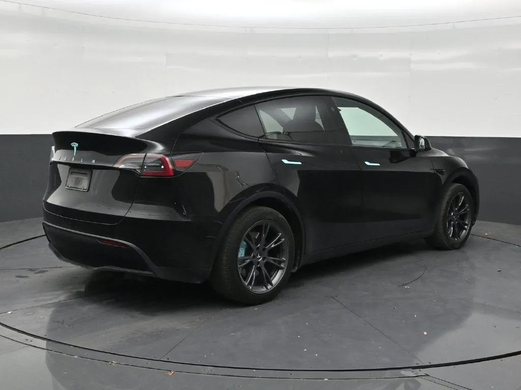 2024 Tesla Model Y LONG RANGE photo 5