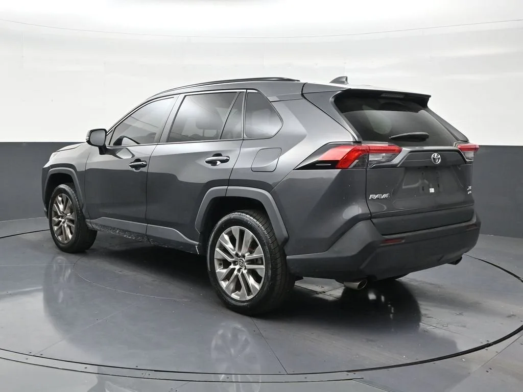 2022 Toyota RAV4 XLE Premium photo 3