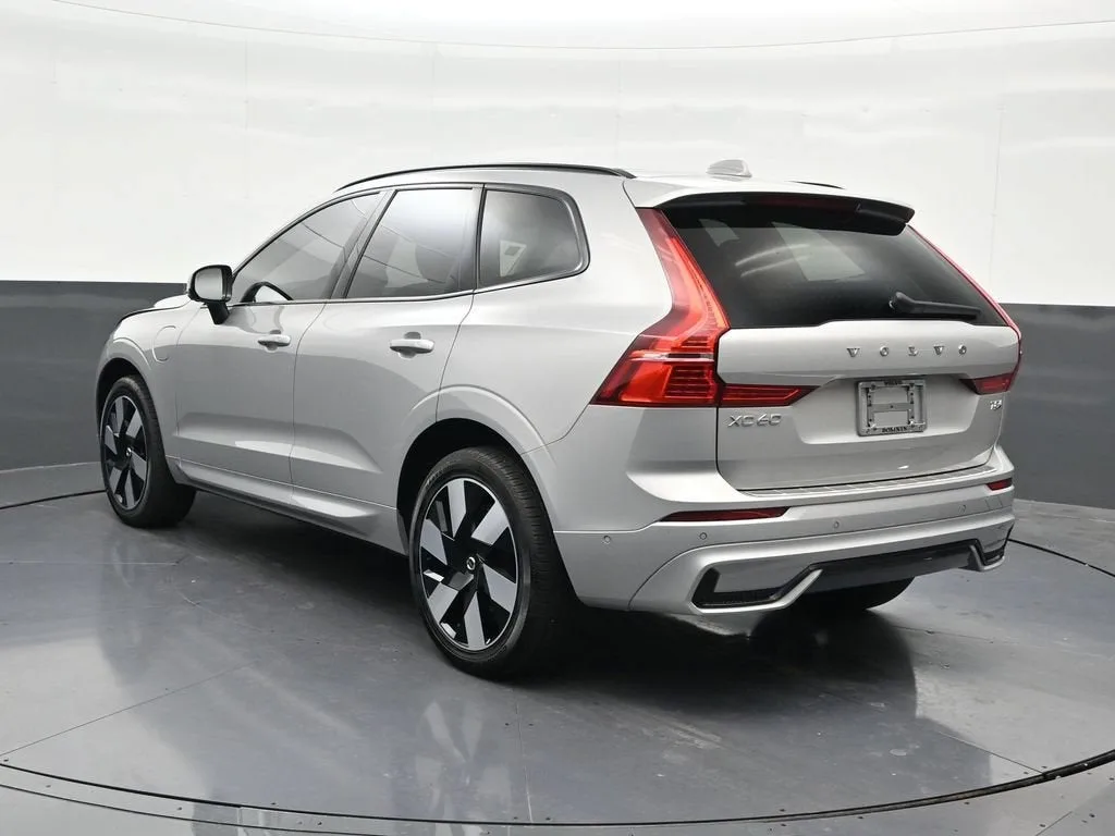 2025 Volvo XC60 Plug-In Hybrid Plus photo 3