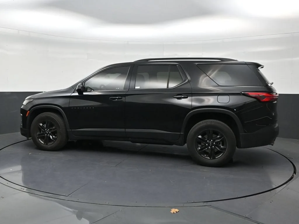 2023 Chevrolet Traverse LS photo 2