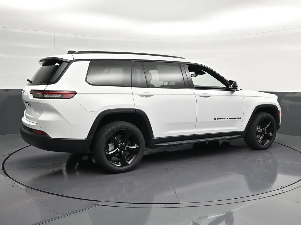 2023 Jeep Grand Cherokee L Altitude photo 3