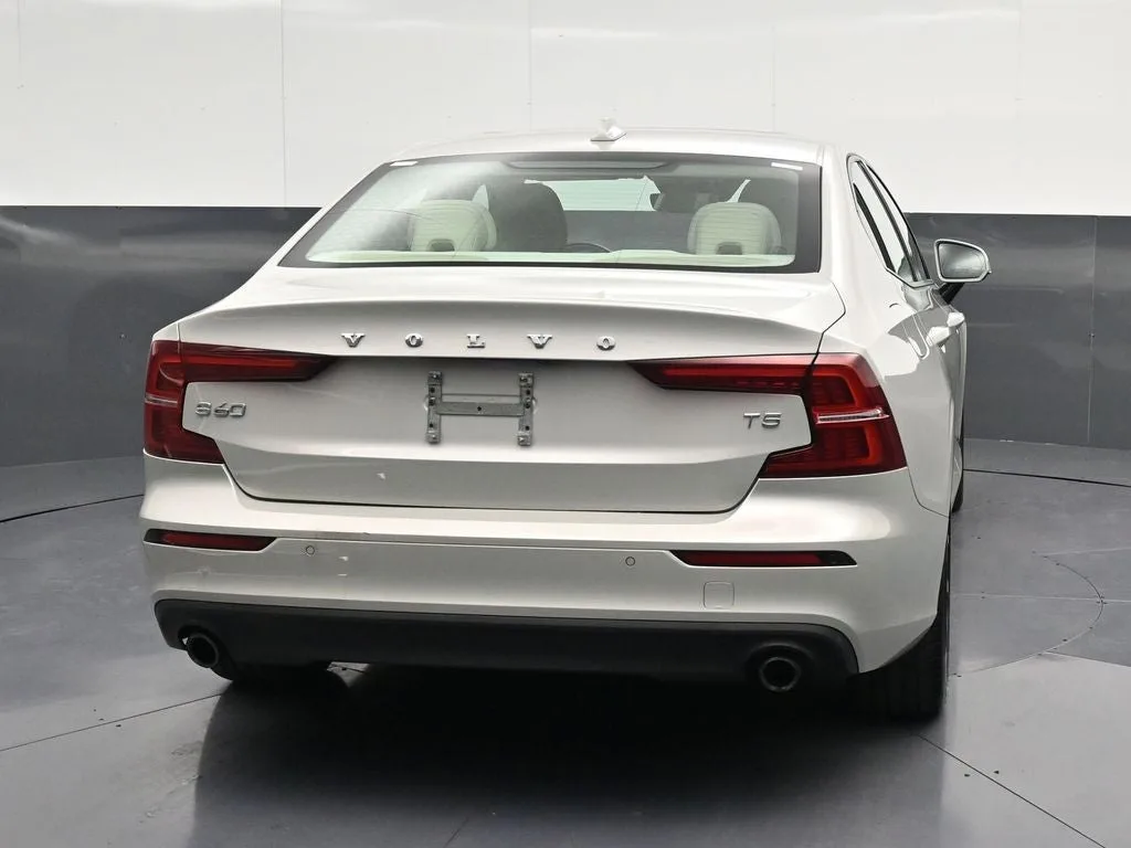 2020 Volvo S60 T5 Momentum photo 2