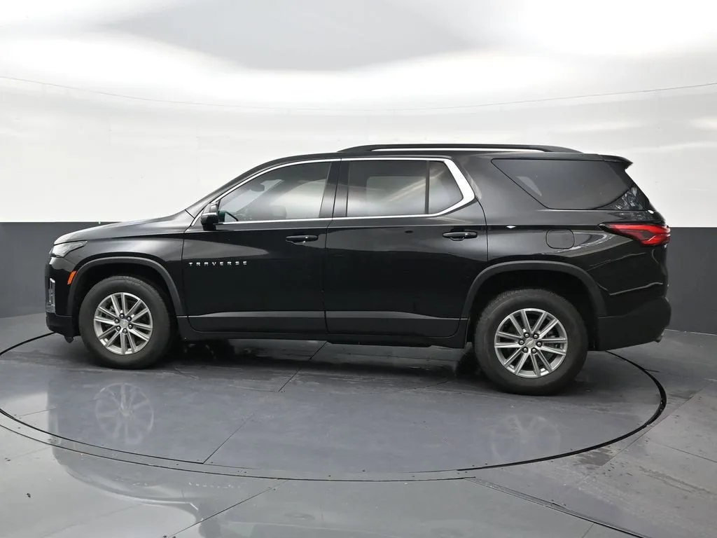 2023 Chevrolet Traverse LT Cloth photo 2