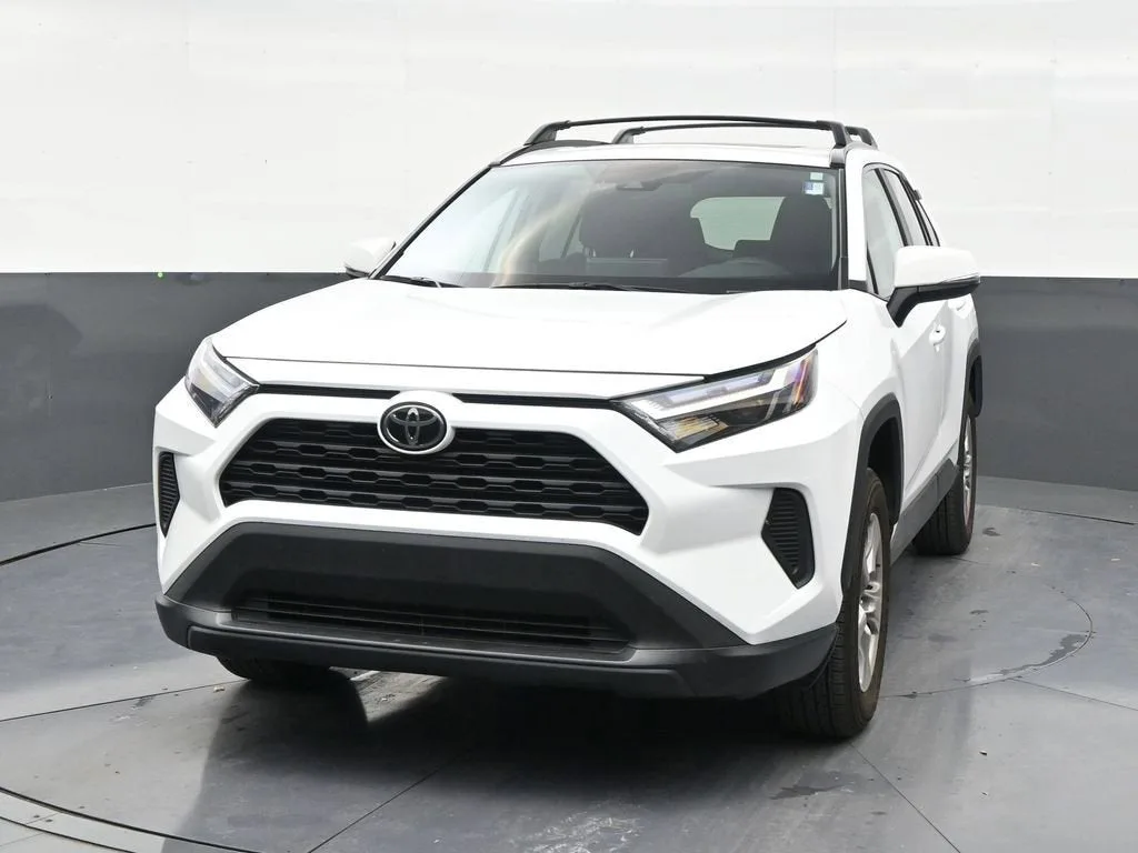 2025 Toyota RAV4 XLE photo 8