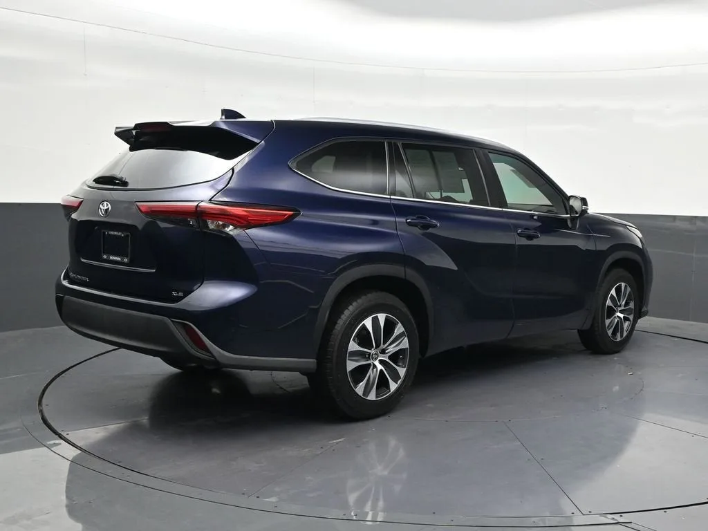 2021 Toyota Highlander XLE photo 5