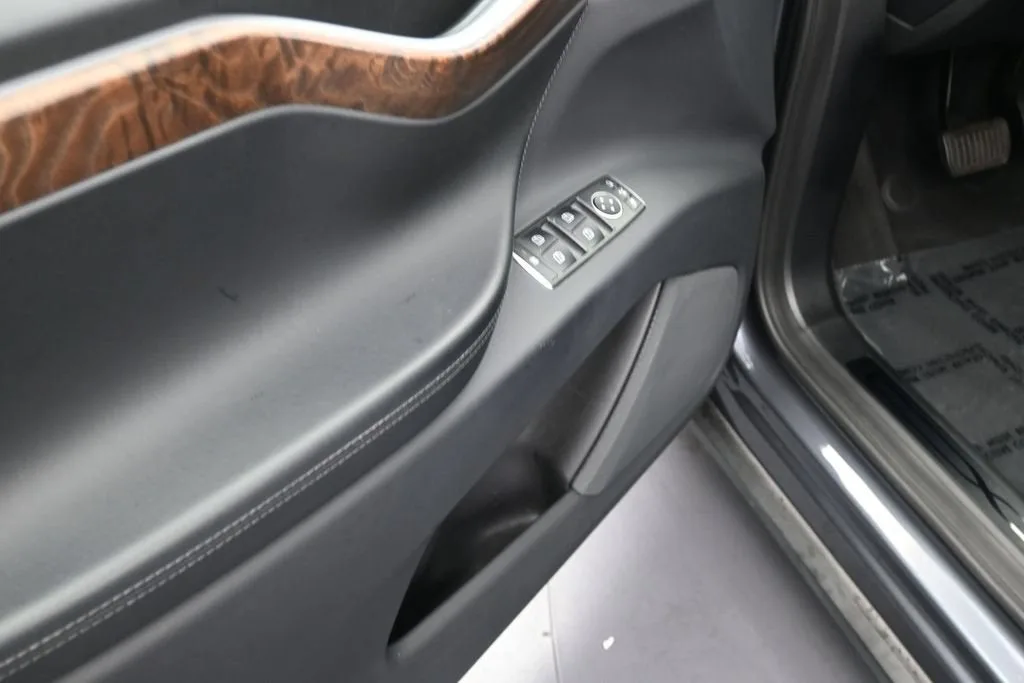 2019 Tesla Model X 75D photo 9