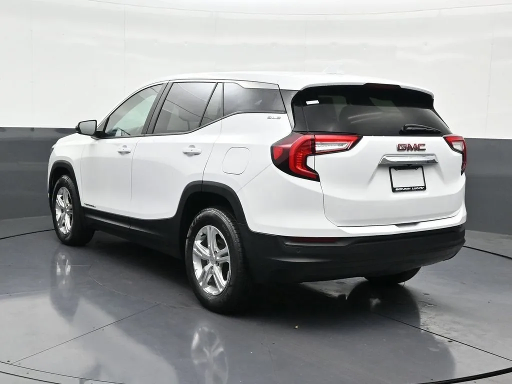 2023 GMC Terrain SLE photo 3