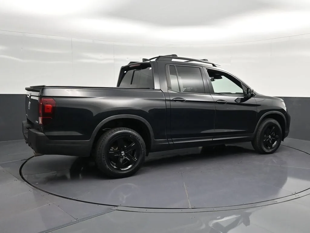 2023 Honda Ridgeline Black Edition photo 3