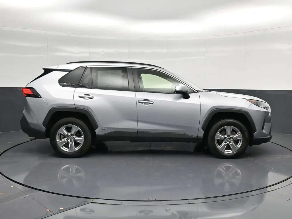 2022 Toyota RAV4 Hybrid LE photo 4