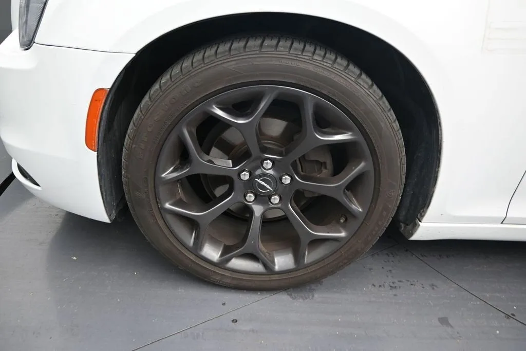 2020 Chrysler 300 300S photo 9