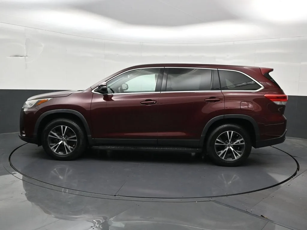 2019 Toyota Highlander LE photo 2