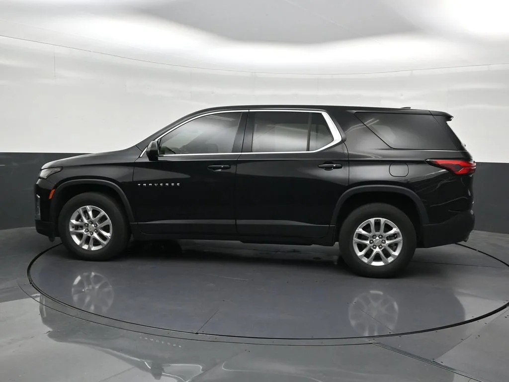 2023 Chevrolet Traverse LS photo 2