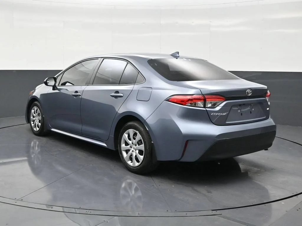 2025 Toyota Corolla LE photo 3