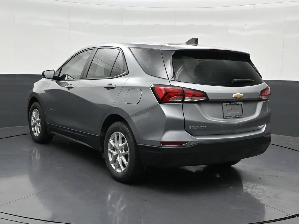 2023 Chevrolet Equinox LS photo 3
