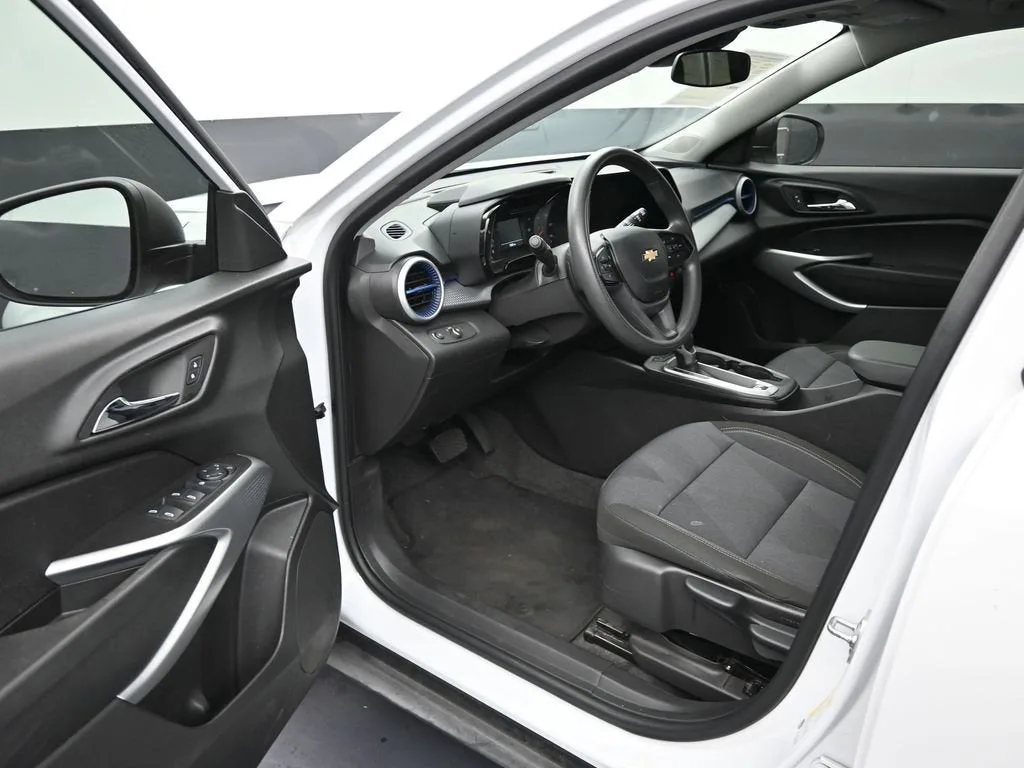 2025 Chevrolet Trax LS photo 10