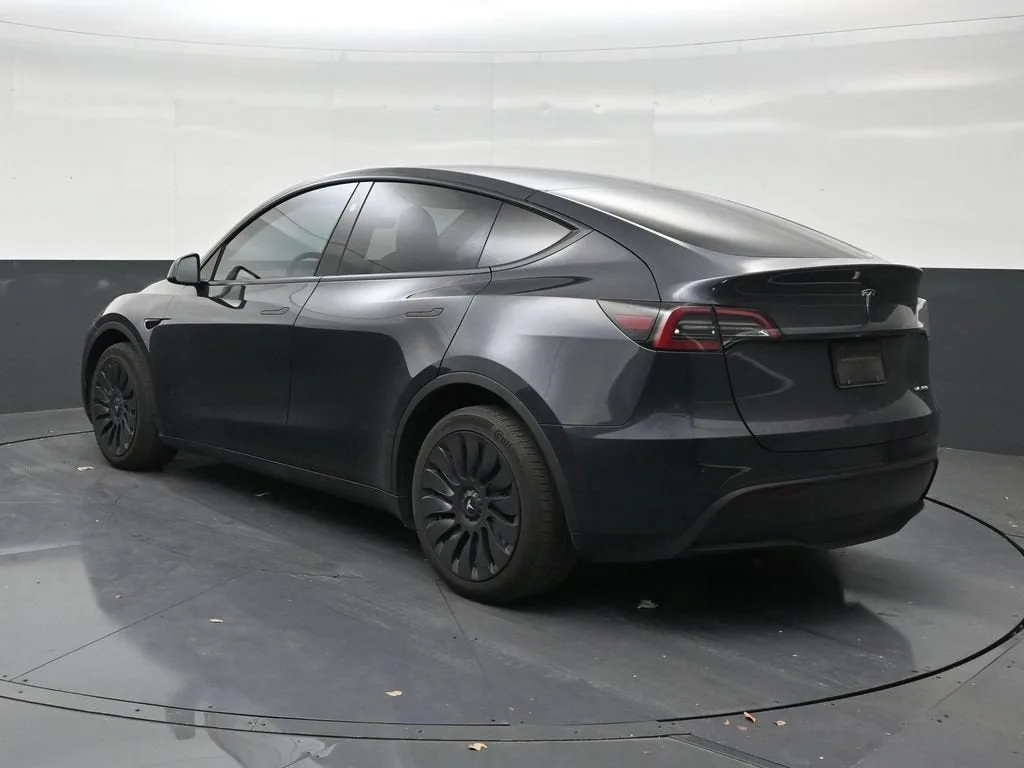 2024 Tesla Model Y Long Range photo 3