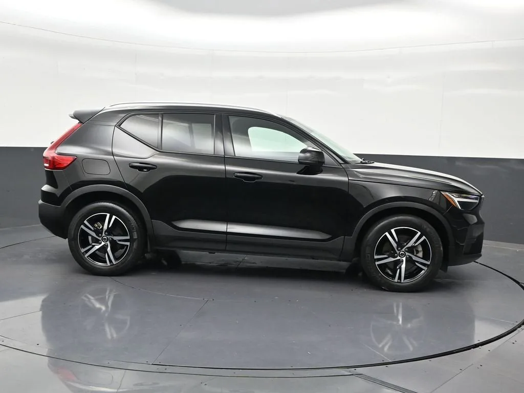 2023 Volvo XC40 B4 Core photo 7