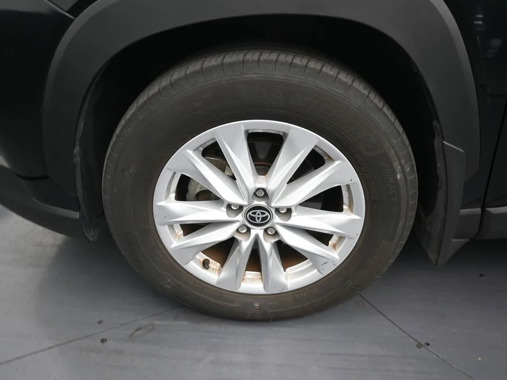 2024 Toyota Corolla Cross LE photo 9