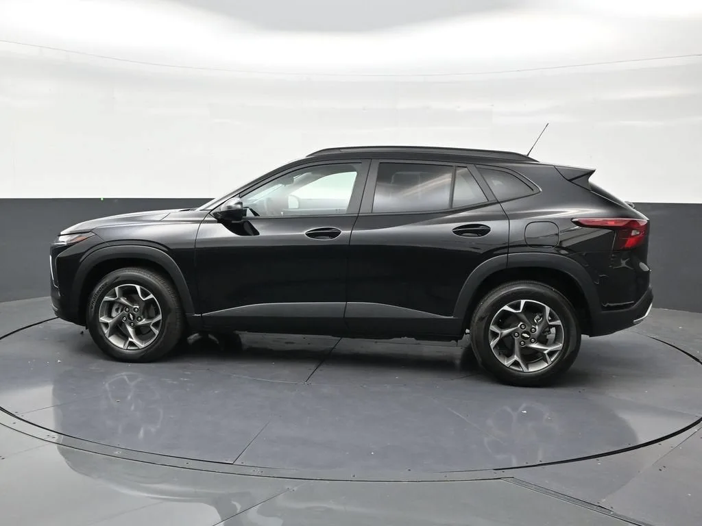 2024 Chevrolet Trax LT photo 2