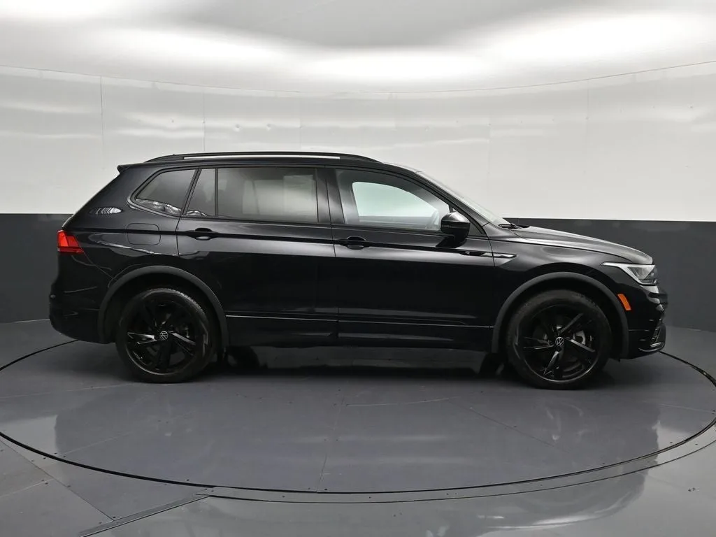 2023 Volkswagen Tiguan 2.0T SE R-Line Black photo 4