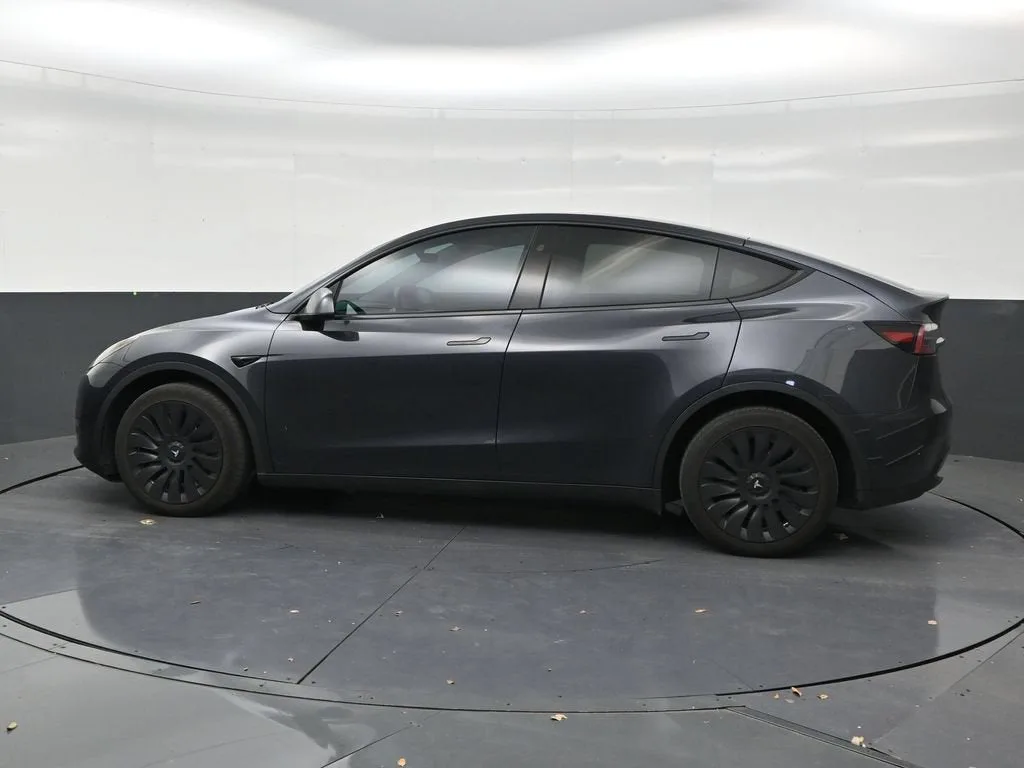 2024 Tesla Model Y Long Range photo 2