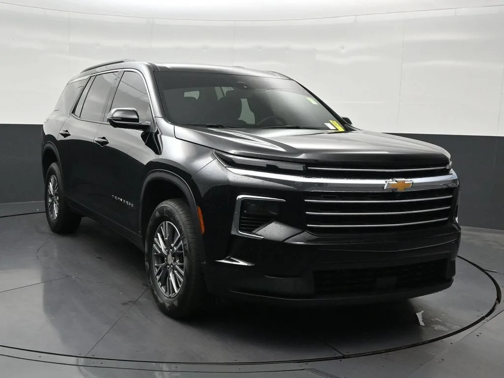 2025 Chevrolet Traverse LT photo 8