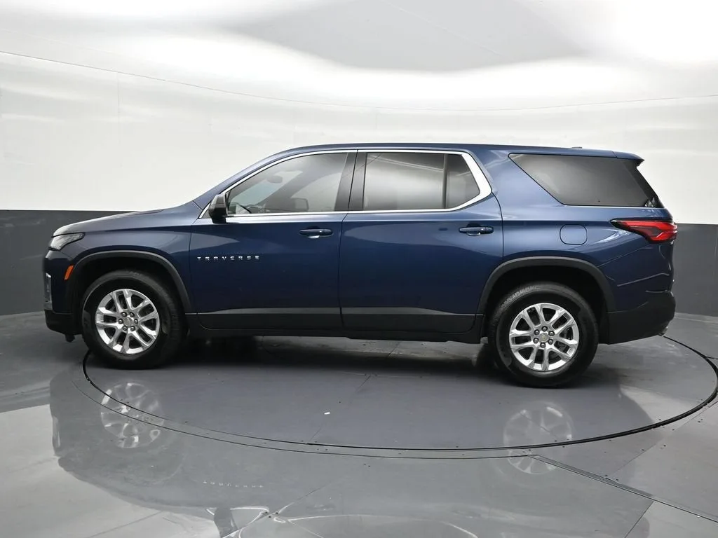 2023 Chevrolet Traverse LS photo 2