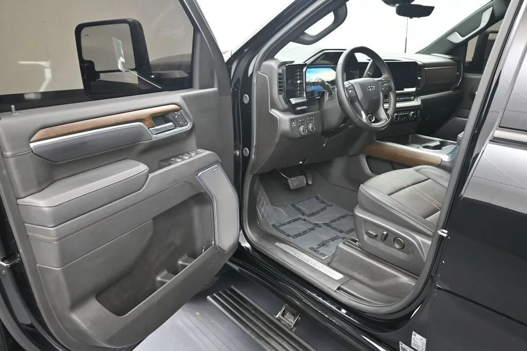 2025 Chevrolet Silverado 2500 HD High Country photo 10