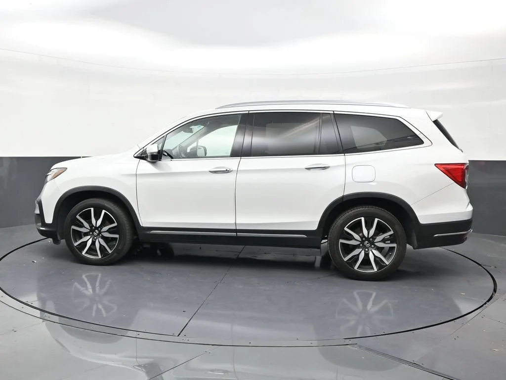 2022 Honda Pilot 2WD Touring 7 Passenger photo 2