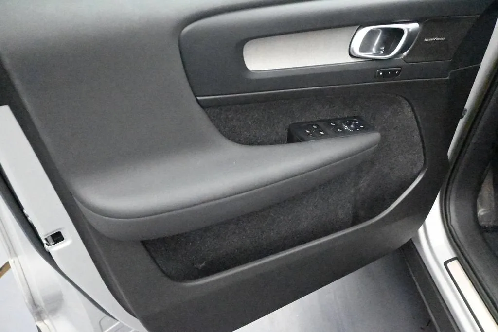 2023 Volvo XC40 B5 Plus Bright Theme photo 10
