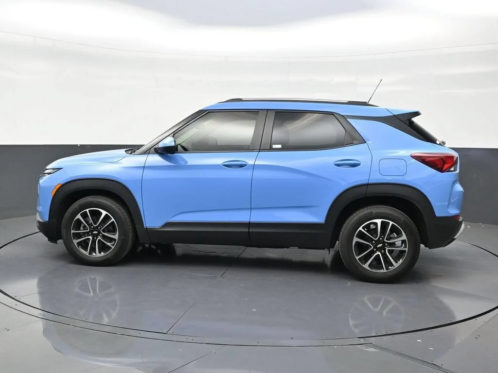 2024 Chevrolet Trailblazer LT photo 2