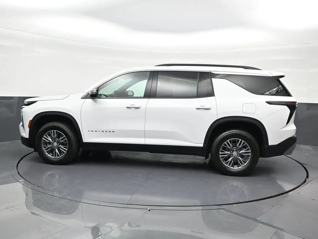 2025 Chevrolet Traverse LT photo 2